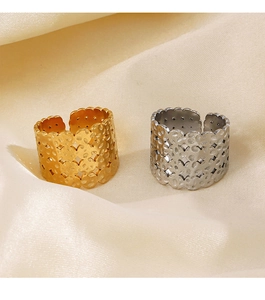 Detailansicht verstellbarer breiter Ringe mit geometrischer Textur in Gold und Silber