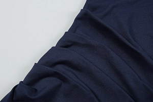 Détail macro du tissu bleu marine haut de gamme et de la texture de la robe d'été