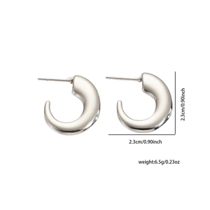 Detail showing dimensions of 2.3cm and weight of 6.5g for silver C-shaped metal earrings