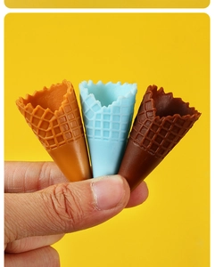 Detailopname van mini PVC ijshoorntjes met realistische wafeltextuur in drie kleuren