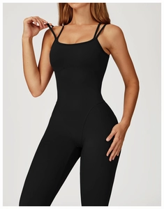 Détail d'une combinaison de yoga noire avec doubles bretelles et coutures galbantes