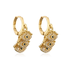 Detailansicht der vergoldeten Evil-Eye-Ohrringe mit Zirkonia und schwarzem Stein