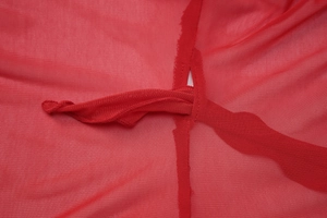 Vue macro de la texture du tissu en maille rouge et des détails de couture sur le haut sexy