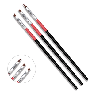 Détail de trois pinceaux nail art avec manches rouge-noir et pointes variées