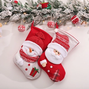 Grandi calze di Natale in maglia con Babbo Natale e pupazzo di neve per regali e decorazioni