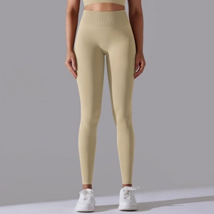 Makro-Detail des breiten hohen Bundes an nahtlosen, gerippten Yoga-Leggings