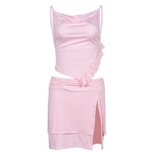 Detail von rosa bauchfreiem Top mit Rüschensaum und geschlitztem Minirock Set