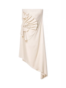 Robe bustier blanc crème élégante avec ourlet asymétrique et détail de fleur en 3D