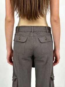 Pantalon cargo large gris-brun avec taille élastique et détails de poches, vue arrière