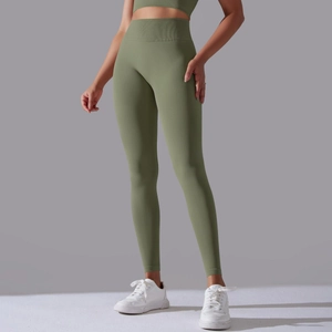 Detail der hoch taillierten olivgrünen Yoga-Leggings mit geripptem Bauchweg-Bund