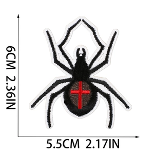 Dettaglio toppa ricamata ragno nero con croce rossa e dimensioni di 6cm x 5,5cm