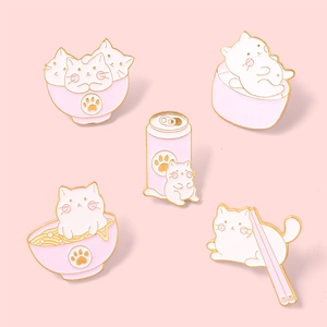 Détail de 5 broches chat en émail montrant des chatons mignons dans des bols roses