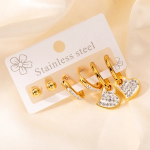 Détails de l'ensemble de boucles d'oreilles en acier doré avec pendentifs cœurs et strass