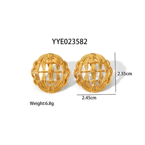 Détail de boucles d'oreilles tissées géométriques dorées de 2,55cm sur 2,45cm