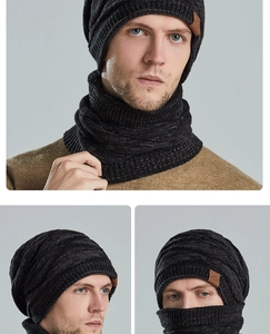 Detail eines gerippten Strickmützen-Sets mit passendem Schal und braunem Lederaufnäher