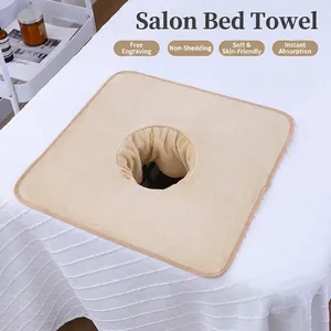 Absorberende microvezel handdoek met ademgat voor massagetafels in licht camel kleur