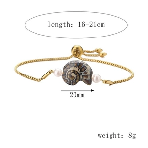 Dettaglio del bracciale dorato con stella marina lungo 16-21cm e ciondolo a conchiglia