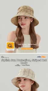 Detail aus hellbeige gestreiftem Stoff mit feinen Falten beim Sommer Sonnenhut für Damen