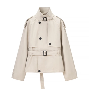 Chic trench-coat court blanc cassé pour femme avec ceinture et col montant élégant