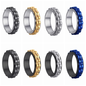 Detailansicht von 6mm Titanstahl-Spinnerringen in Schwarz Gold Silber und Blauem Design