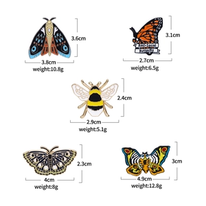 Tableau détaillé des tailles et poids des broches papillon et abeille en émail coloré