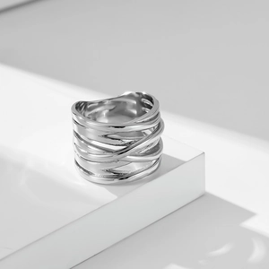 Anillo ancho multicapa trenzado chic en plata hecho de acero inoxidable duradero