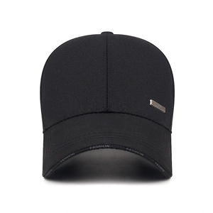 Berretto da baseball nero in cotone con placca in metallo e visiera con stampa fashion