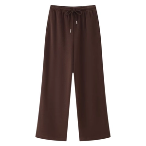 Detail der dunkelbraunen Wide-Leg-Jogginghose mit elastischem Bund und weißen Kordelzügen