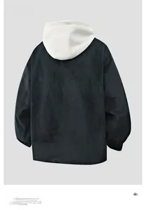 Détail du dos d'une veste à capuche deux-pièces sombre avec une texture côtelée