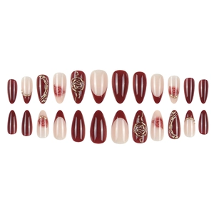 Unghie finte a mandorla color bordeaux e nude sfumato con decori floreali in oro 3D
