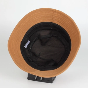 Détail de l'intérieur du chapeau bob avec bandeau anti-transpiration et cordon réglable