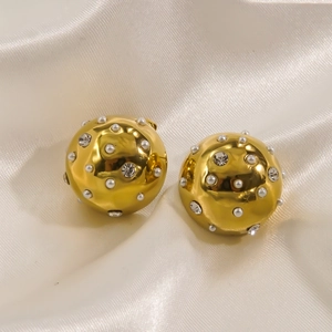 14K vergoldete halbkugelförmige Ohrstecker mit Perlen und Strass auf Seidenhintergrund