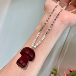 Collier rétro fait main avec pendentif champignon en bois et détails de perles