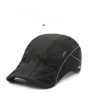Détail du panneau latéral en maille respirante et bande réfléchissante sur casquette noire