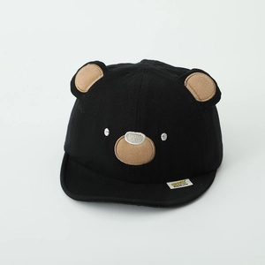 Dettaglio cappellino in cotone per neonati con orecchie d'orso e visiera morbida