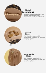 Détails du motif trèfle doré, du logo métallique et des zips sur le sac rond chic