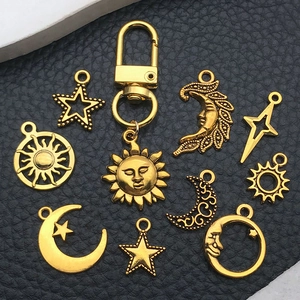 Antike goldene Sonnen-, Mond- und Sternanhänger auf schwarzem Lederhintergrund