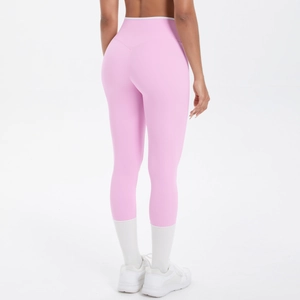 Détail macro du legging de yoga à taille haute avec couture en V et effet galbant