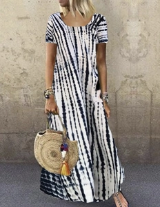 Dettaglio del maxi abito estivo con stampa tie-dye a righe bianche e nere