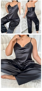 Dreiteilige Ansicht des schwarzen Satin-Schlafanzugs mit V-Ausschnitt und langer Hose
