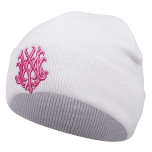 Détail du bonnet en maille côtelée blanche avec broderie logo rose de haute qualité