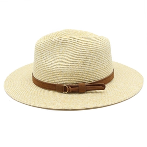 Détail du chapeau de paille Panama avec ruban en cuir marron et boucle dorée élégante