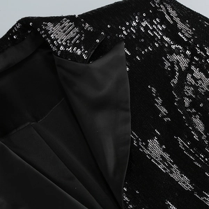 Détail de paillettes noires et revers en satin lisse sur une veste de mode chic