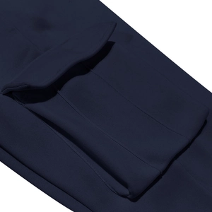 Gros plan du pantalon cargo bleu marine avec tissu en sergé de coton et couture de poche