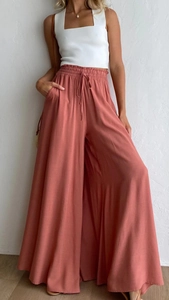 Détail d'un pantalon large rose taille haute avec cordon réglable et taille élastique
