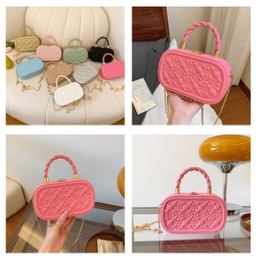Vista detallada de bolsos caja grabados en nueve colores macaron con elegantes cadenas de oro