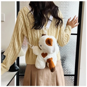 Detail of plush cat crossbody bag with heart pattern and adjustable white strap