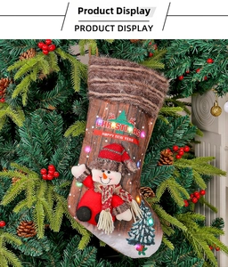 Détail de chaussette de Noël LED avec bonhomme de neige 3D sur un arbre décoré