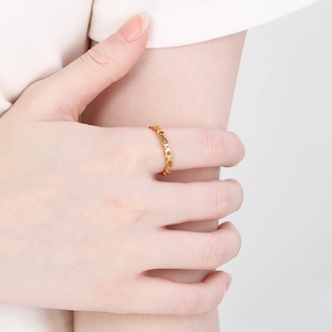 Detailansicht eines hohlen quadratischen Kettenrings in Gold mit funkelnden Diamanten