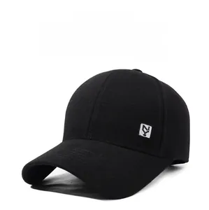 Dettaglio del cappellino da baseball nero con ricamo quadrato NY JA e trama in twill